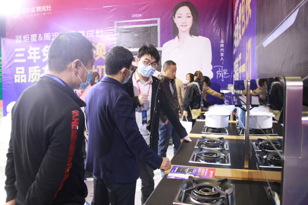 众多客户组团参观了蓝炬星展位