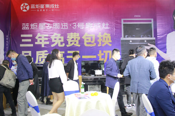 众多客户组团参观了蓝炬星展位